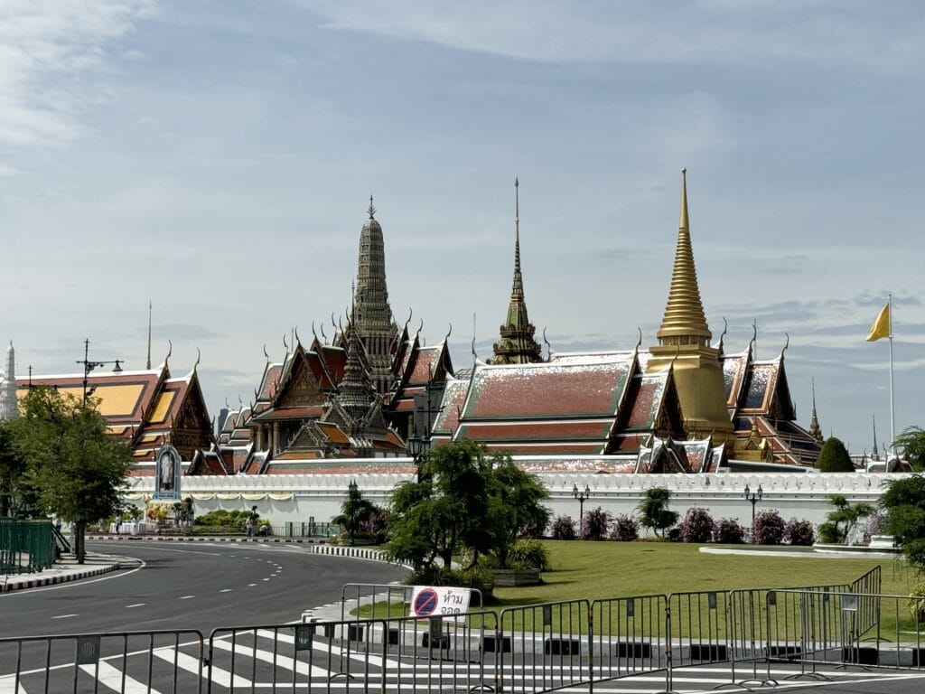 [景點介紹] 泰國曼谷 大皇宮與玉佛寺深度探索：從建築美學到文化精華，必看的歷史景點