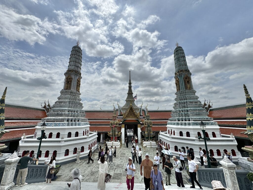 [景點介紹] 泰國曼谷 大皇宮與玉佛寺深度探索：從建築美學到文化精華，必看的歷史景點