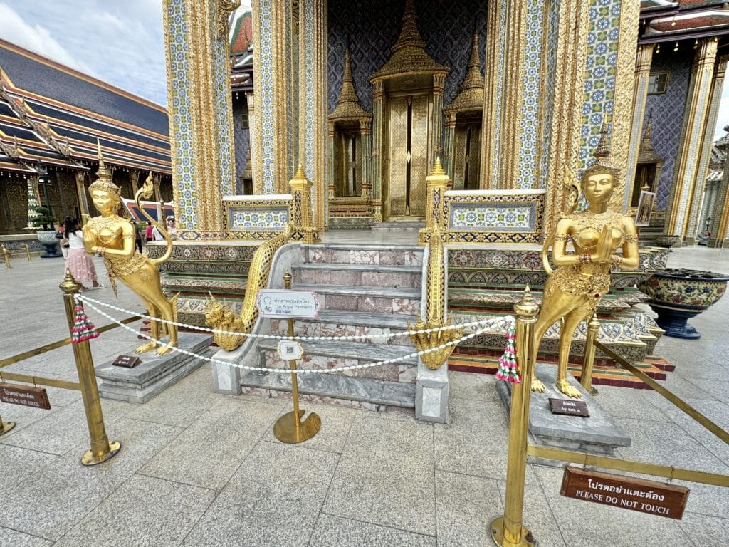 [景點介紹] 泰國曼谷 大皇宮與玉佛寺深度探索：從建築美學到文化精華，必看的歷史景點