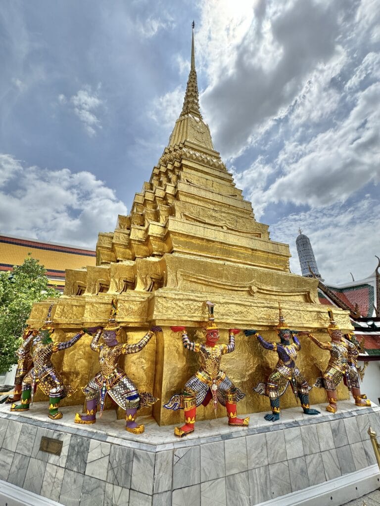 [景點介紹] 泰國曼谷 大皇宮與玉佛寺深度探索：從建築美學到文化精華，必看的歷史景點