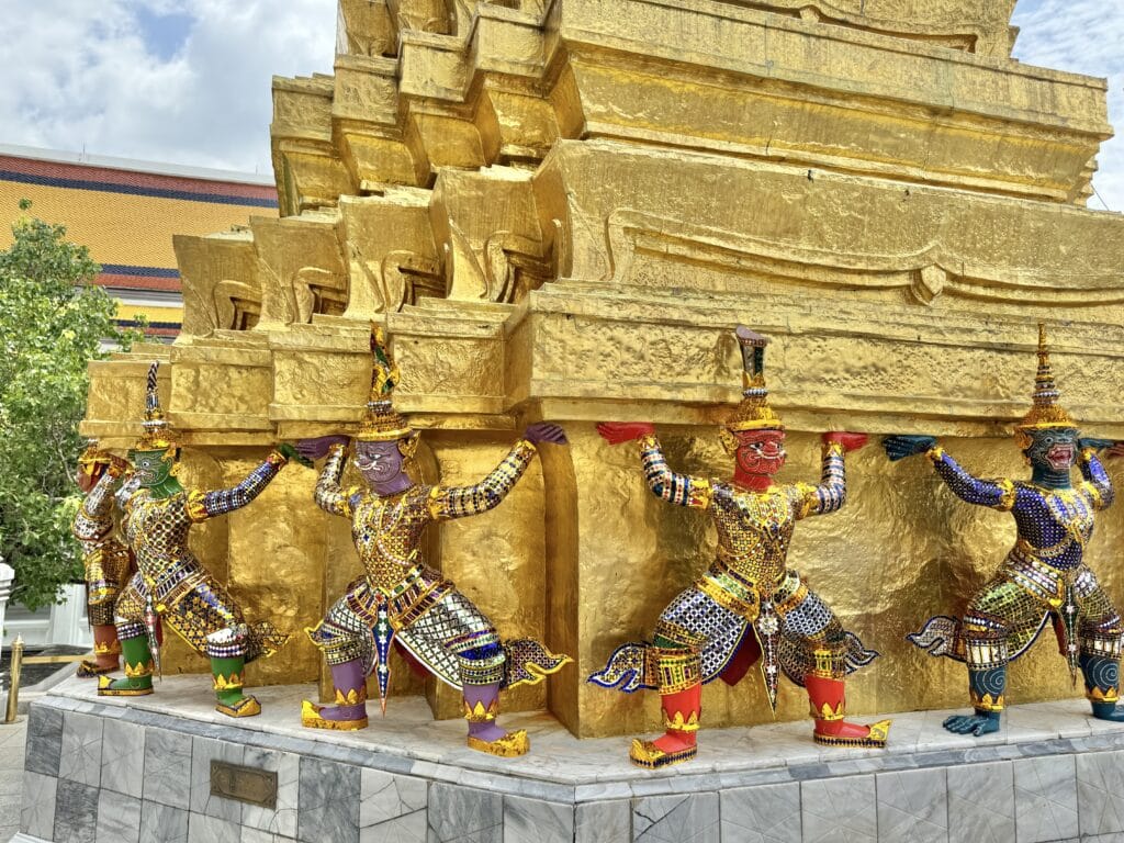 [景點介紹] 泰國曼谷 大皇宮與玉佛寺深度探索：從建築美學到文化精華，必看的歷史景點