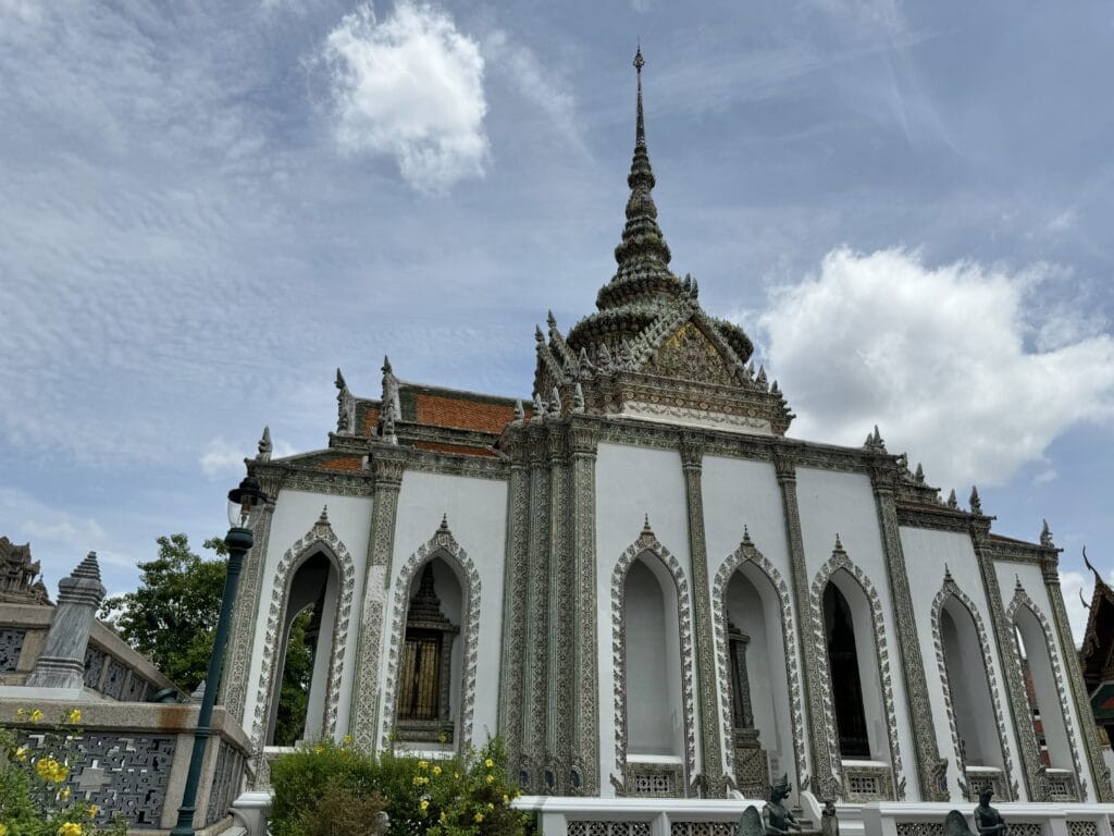 [景點介紹] 泰國曼谷 大皇宮與玉佛寺深度探索：從建築美學到文化精華，必看的歷史景點