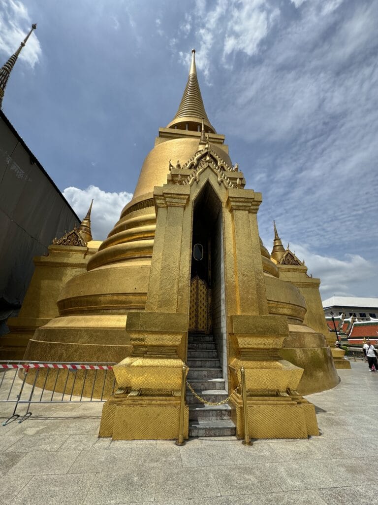 [景點介紹] 泰國曼谷 大皇宮與玉佛寺深度探索：從建築美學到文化精華，必看的歷史景點
