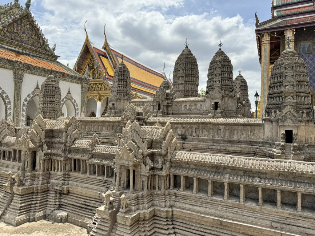 [景點介紹] 泰國曼谷 大皇宮與玉佛寺深度探索：從建築美學到文化精華，必看的歷史景點