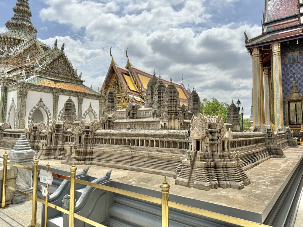 [景點介紹] 泰國曼谷 大皇宮與玉佛寺深度探索：從建築美學到文化精華，必看的歷史景點