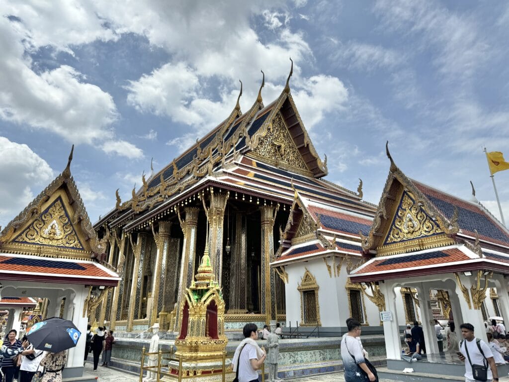 [景點介紹] 泰國曼谷 大皇宮與玉佛寺深度探索：從建築美學到文化精華，必看的歷史景點