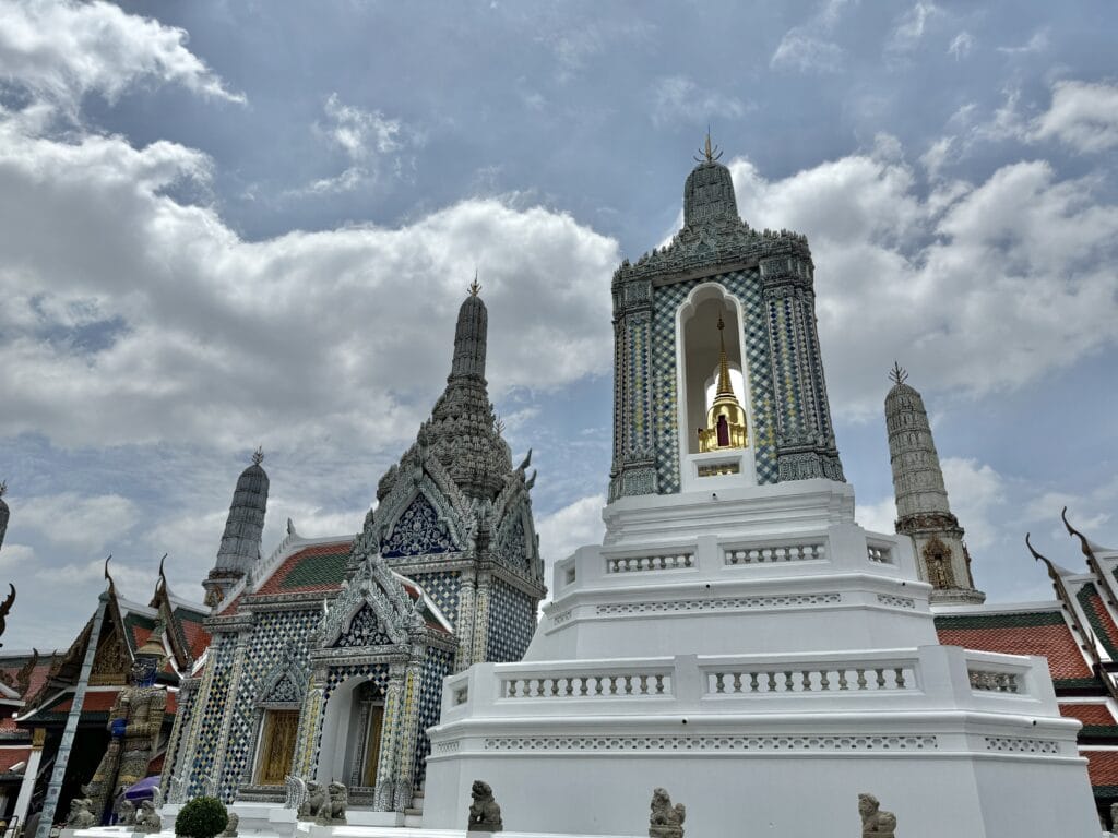 [景點介紹] 泰國曼谷 大皇宮與玉佛寺深度探索：從建築美學到文化精華，必看的歷史景點
