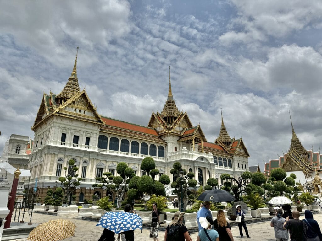 [景點介紹] 泰國曼谷 大皇宮與玉佛寺深度探索：從建築美學到文化精華，必看的歷史景點