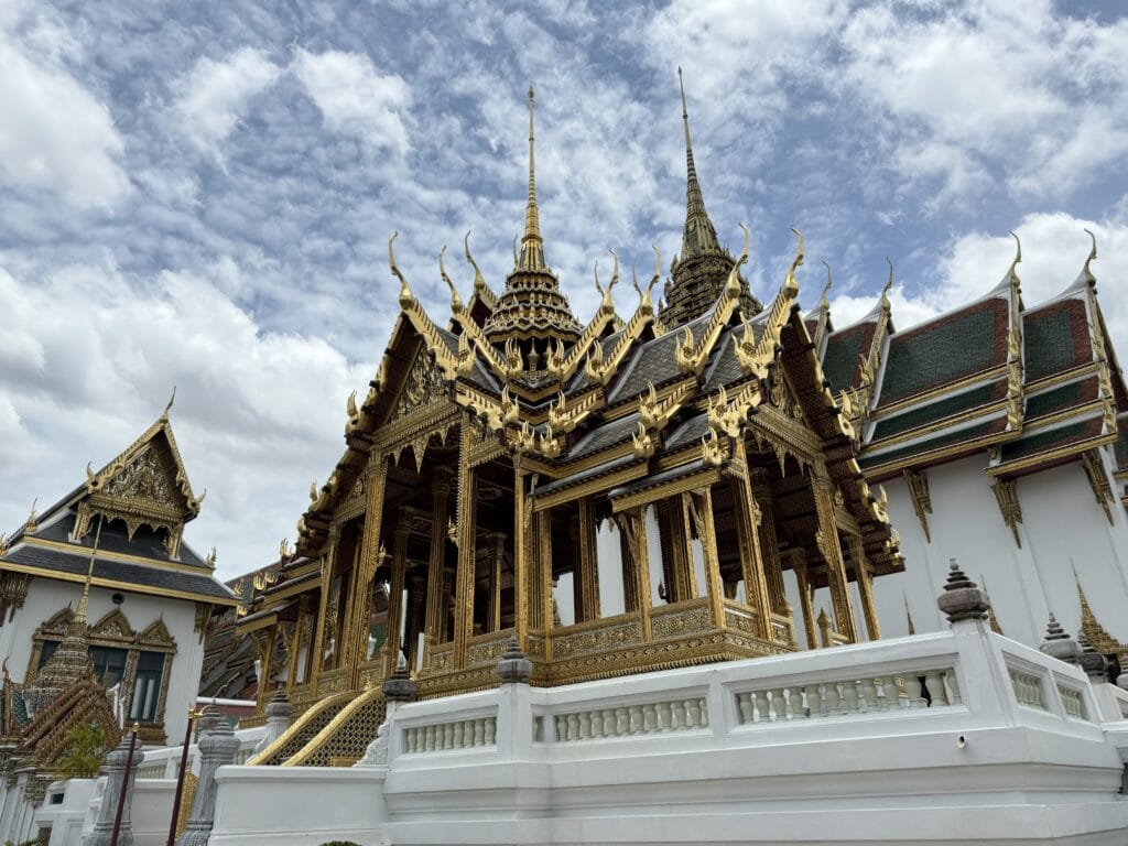 [景點介紹] 泰國曼谷 大皇宮與玉佛寺深度探索：從建築美學到文化精華，必看的歷史景點