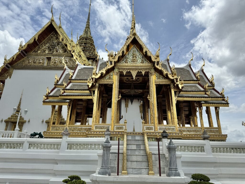 [景點介紹] 泰國曼谷 大皇宮與玉佛寺深度探索：從建築美學到文化精華，必看的歷史景點