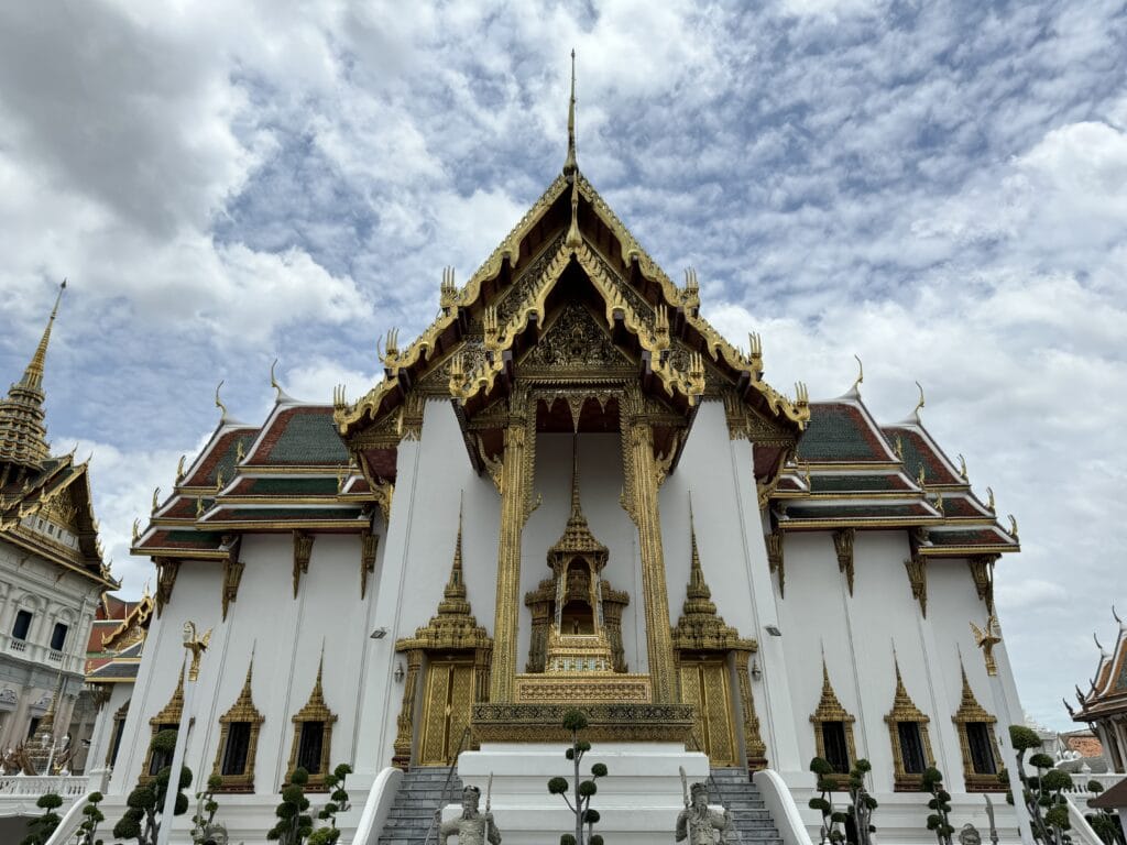 [景點介紹] 泰國曼谷 大皇宮與玉佛寺深度探索：從建築美學到文化精華，必看的歷史景點