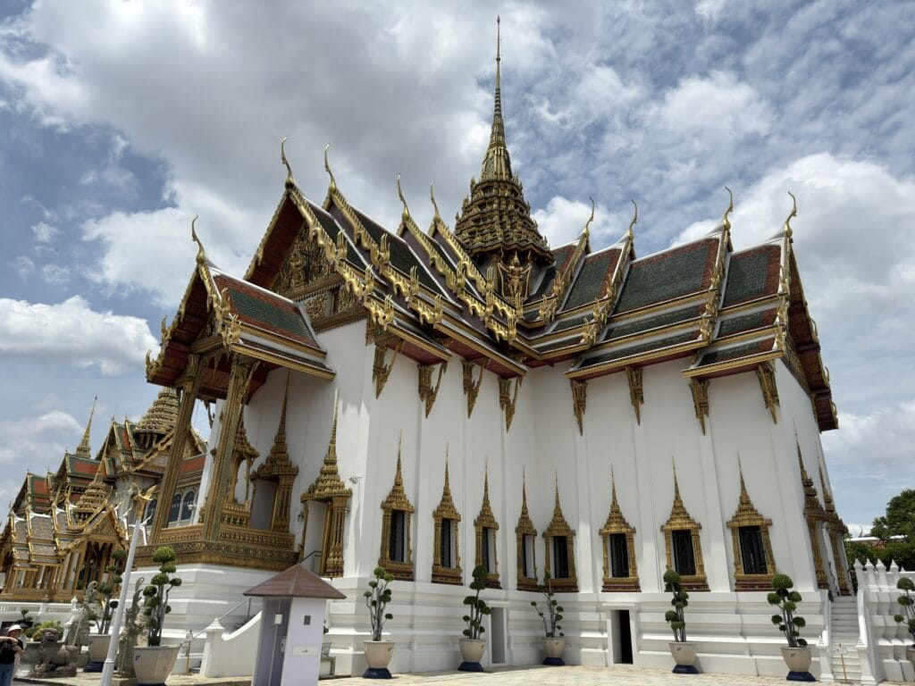 [景點介紹] 泰國曼谷 大皇宮與玉佛寺深度探索：從建築美學到文化精華，必看的歷史景點
