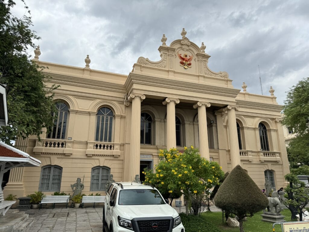 [景點介紹] 泰國曼谷 大皇宮與玉佛寺深度探索：從建築美學到文化精華，必看的歷史景點