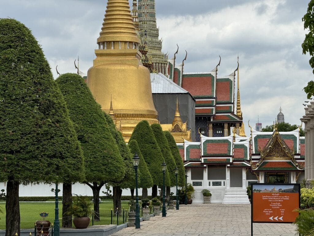 [景點介紹] 泰國曼谷 大皇宮與玉佛寺深度探索：從建築美學到文化精華，必看的歷史景點