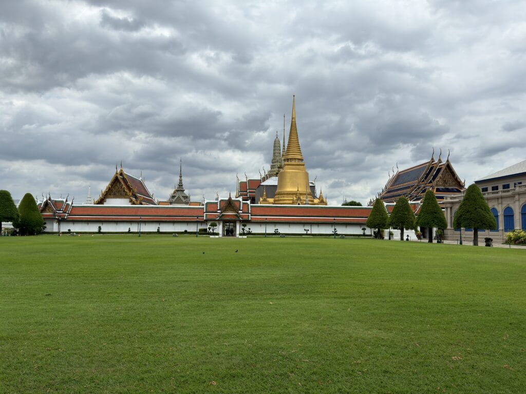 [景點介紹] 泰國曼谷 大皇宮與玉佛寺深度探索：從建築美學到文化精華，必看的歷史景點