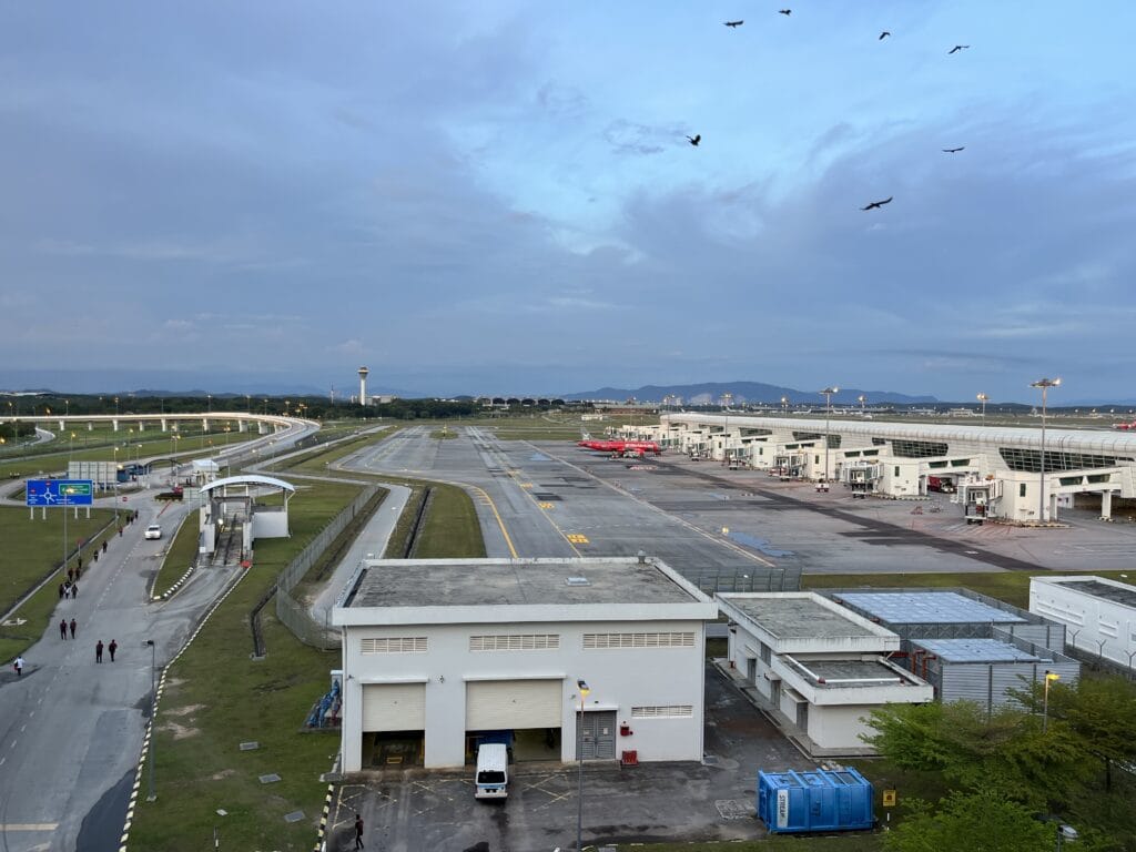 [景點介紹] 馬來西亞 吉隆坡國際機場(KUL)：從餐飲住宿、連外交通到機場觀景台的完整介紹